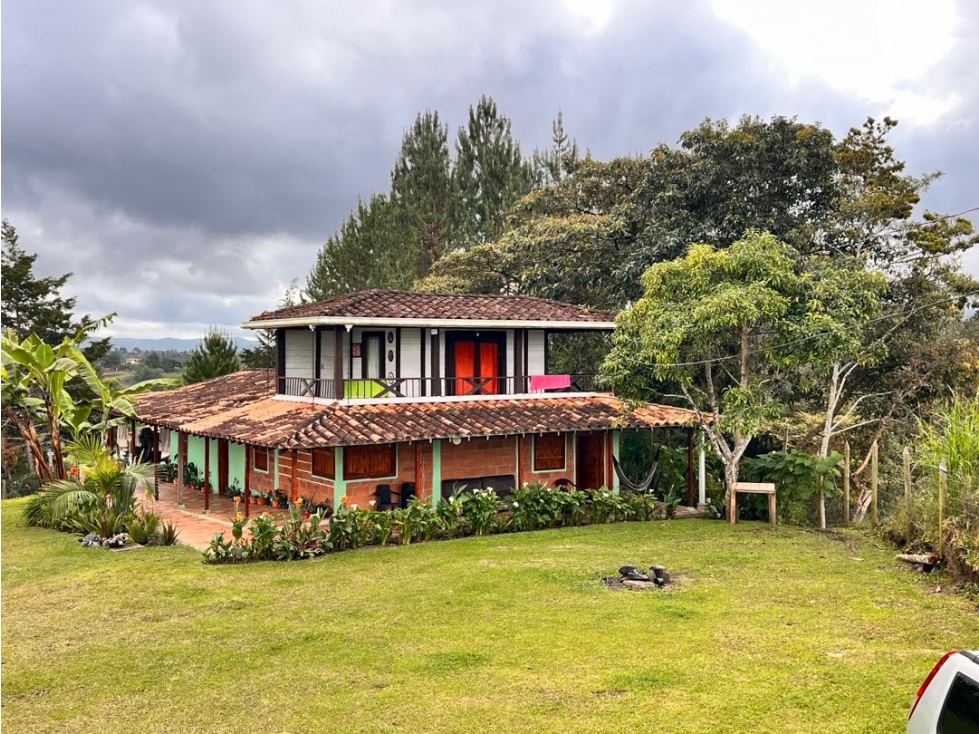 LINDA CASA COLONIAL CON EXCELENTE UBICACIÓN EN VENTA - CARMEN VIBORAL.