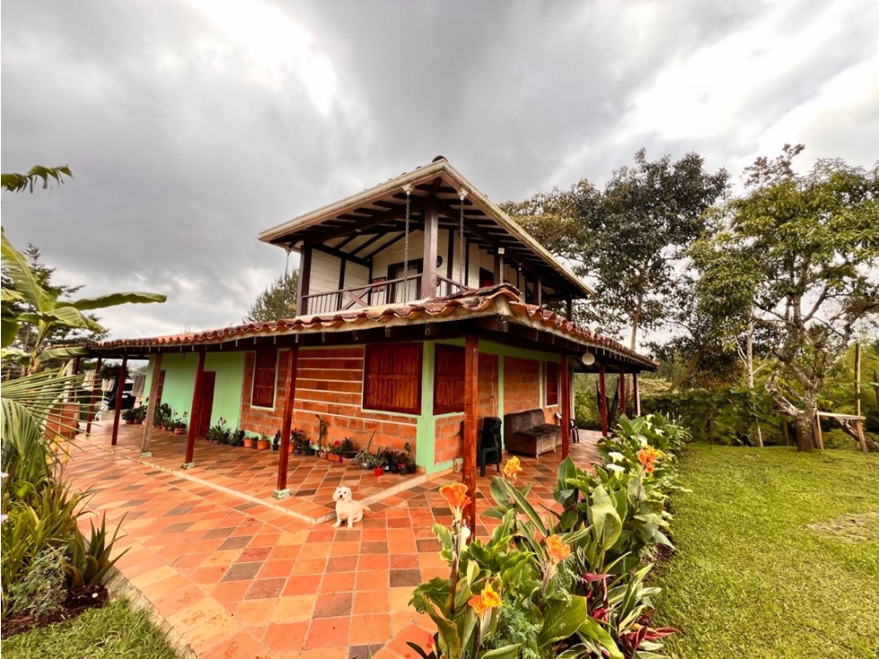 LINDA CASA COLONIAL CON EXCELENTE UBICACIÓN EN VENTA - CARMEN VIBORAL. — foto 2