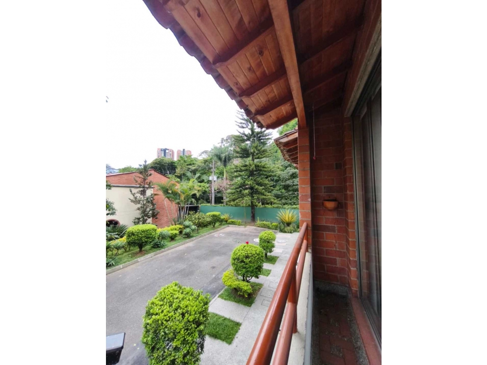 Linda casa en venta envigado camino verde zona plana con piscina — foto 2