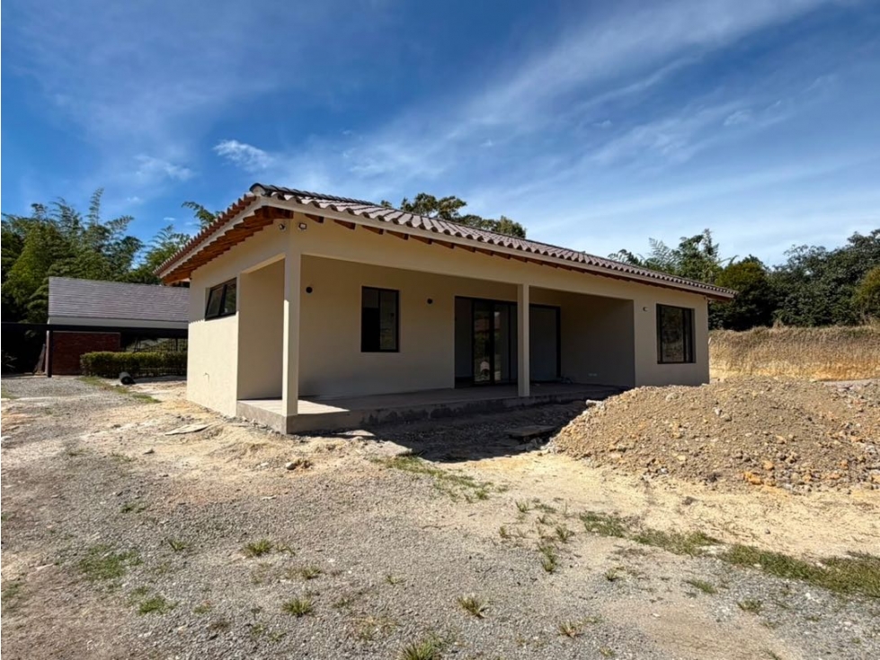 Linda casa finca en unidad cerrada sobre vía La Ceja San Antonio