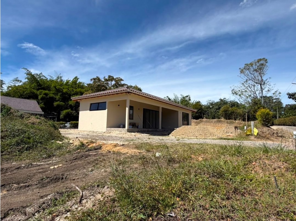 Linda casa finca en unidad cerrada sobre vía La Ceja San Antonio — foto 2