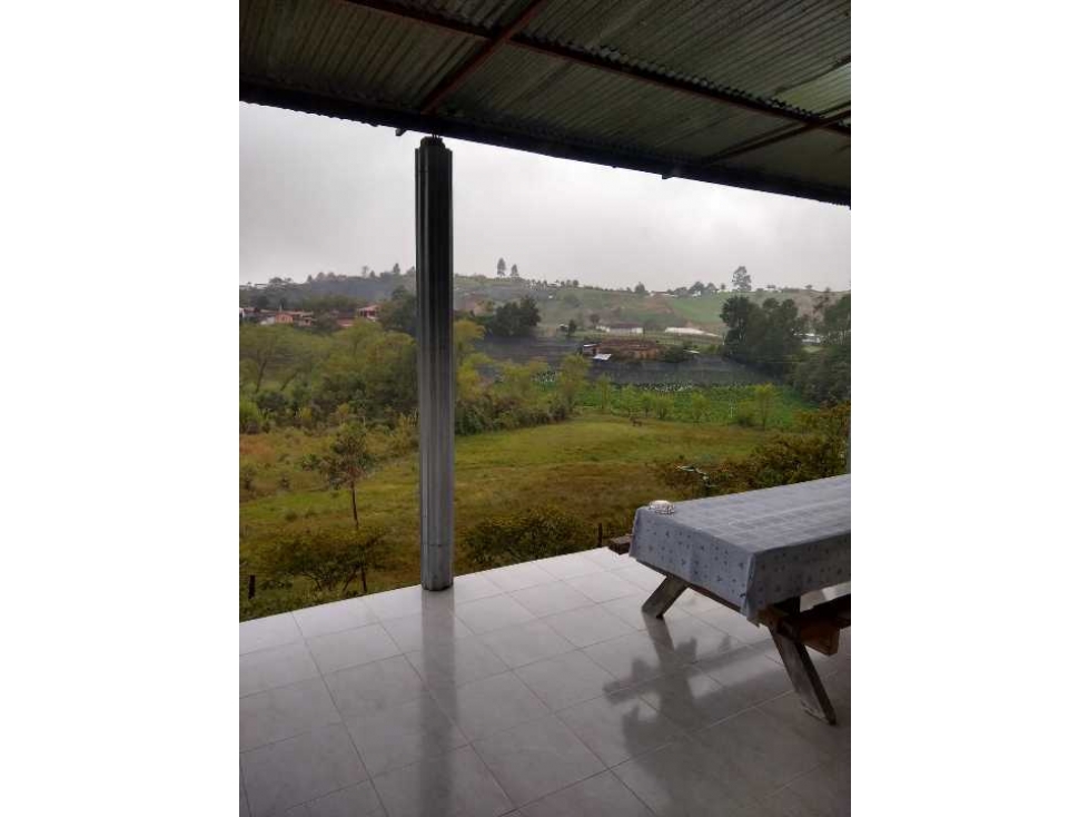 LINDA CASA FINCA EN VENTA EN EL CARMEN DE VÍBORAL Y BUENA TOPOGRAFÍA.