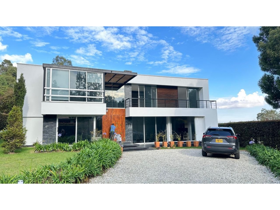 Linda casa moderna en Loma del Escobero Alto (*)