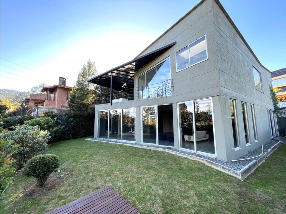 Linda casa moderna en Loma del Escobero Alto (*)