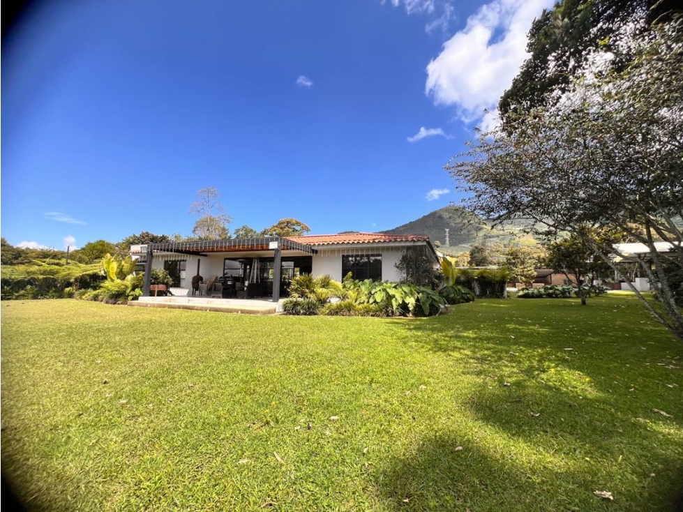 LINDA FINCA EN CONSTRUCCIÓN EN VENTA CON CABALLERIZAS Y POTREROS.