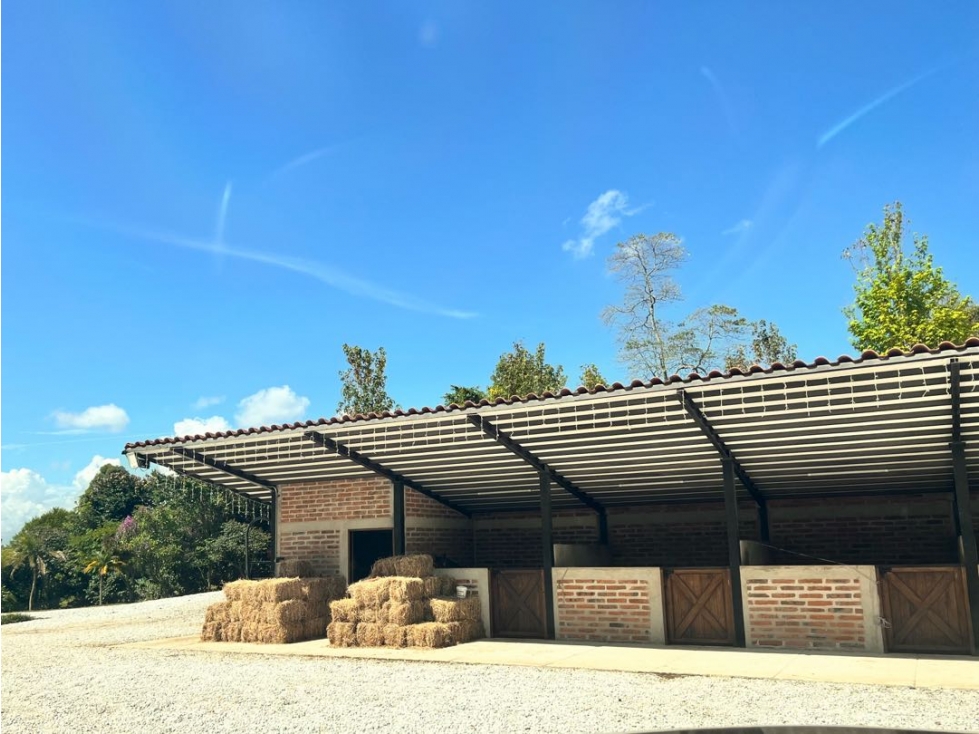 LINDA FINCA EN CONSTRUCCIÓN EN VENTA CON CABALLERIZAS Y POTREROS. — foto 5