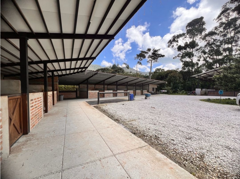LINDA FINCA EN CONSTRUCCIÓN EN VENTA CON CABALLERIZAS Y POTREROS. — foto 6