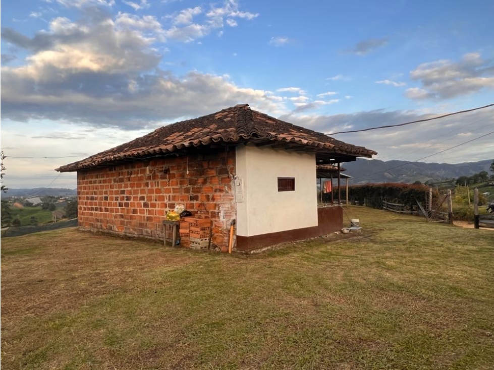 LINDA FINCA TRADICIONAL EN VENTA EXCELENTE UBICACIÓN- CARMEN VÍBORAL