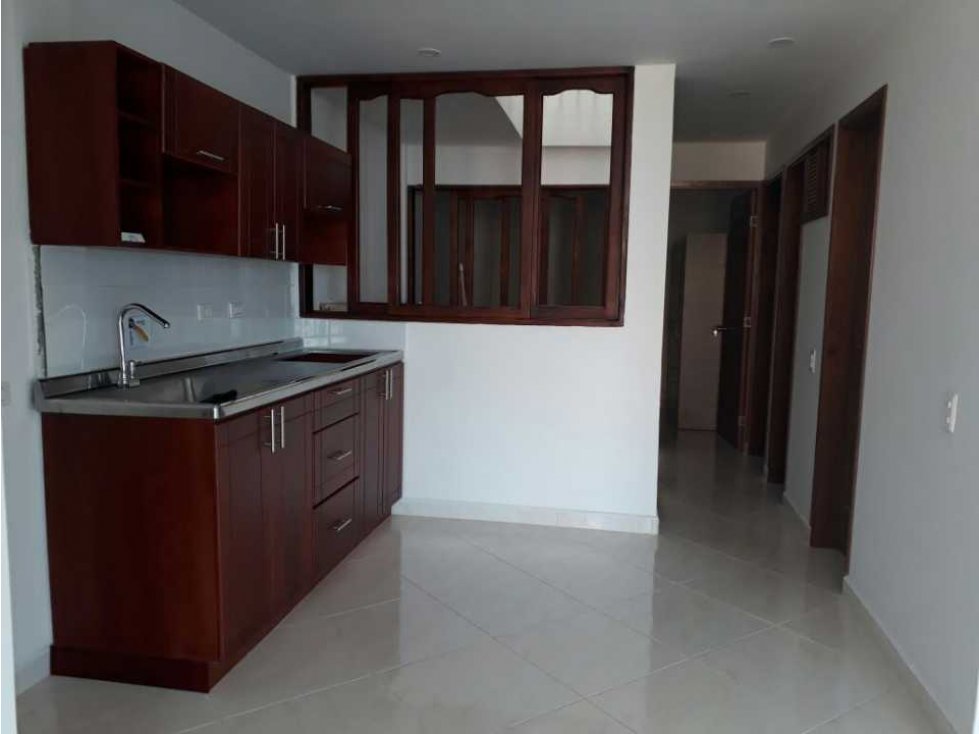 LINDO APARTAMENTO EN PRIMER PISO EN VENTA EN EL CARMEN DE VÍBORAL .