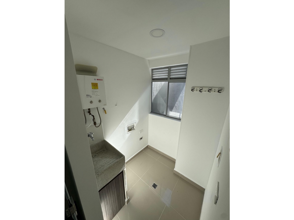 LINDO APARTAMENTO EN ENVIGADO SECTOR CAMINO VERDE ÚLTIMO PISO — foto 5