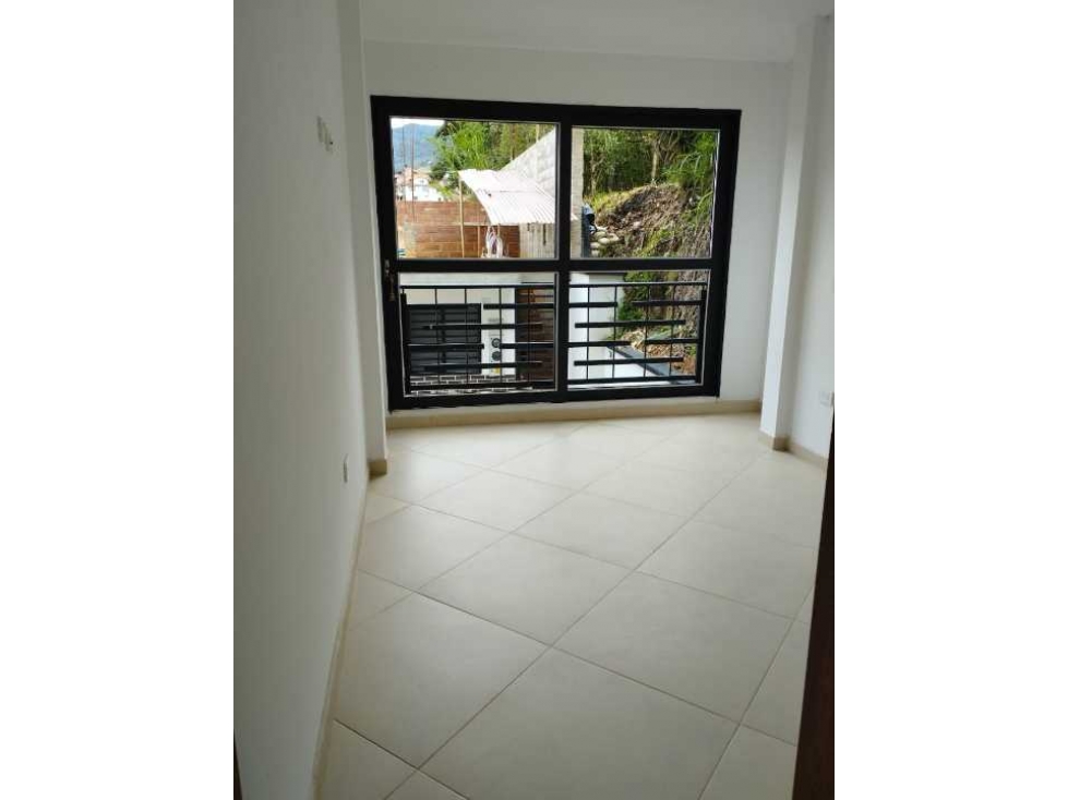 LINDO APARTAMENTO EN VENTA EN SEGUNDO PISO CON EXCELENTE UBICACIÓN. — foto 3