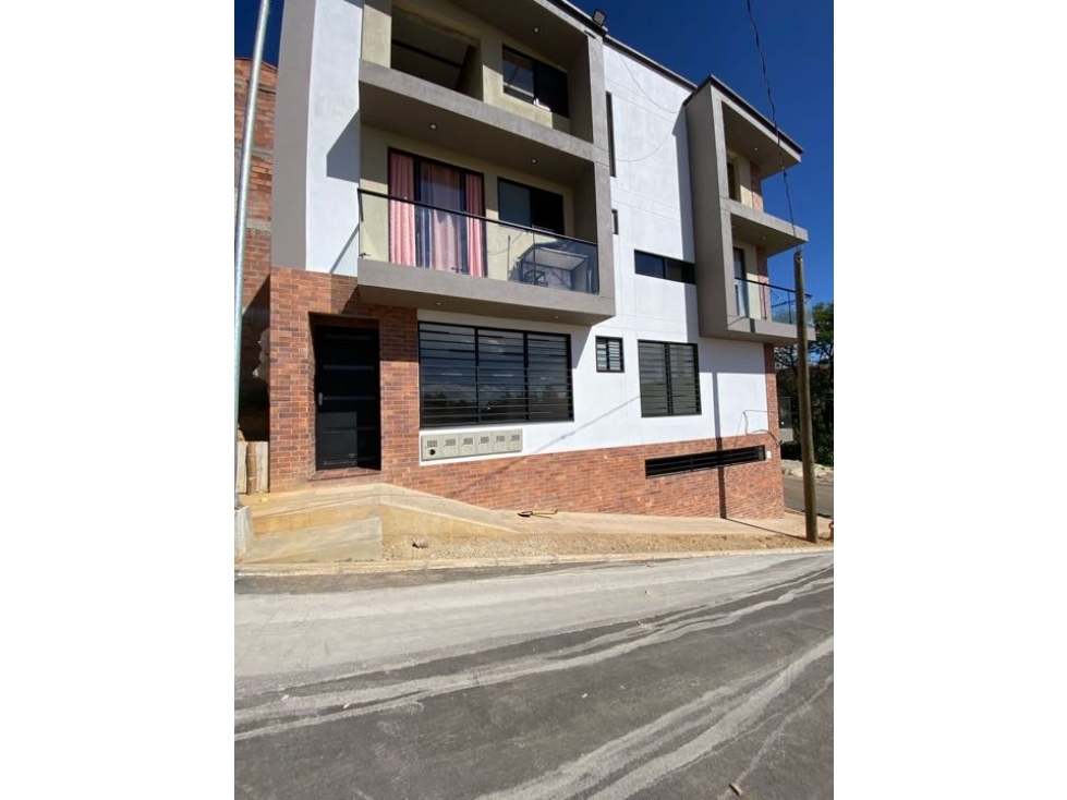 LINDO APARTAMENTO ESQUINERO EN VENTA EN PRIMER PISO CON LINDA VISTA — foto 2