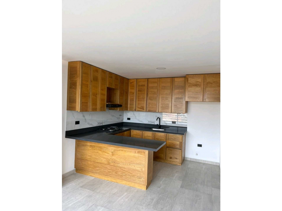 LINDO APARTAMENTO ESQUINERO EN PRIMER PISO EN VENTA - CERCA AL PARQUE.