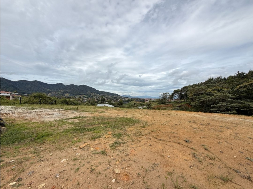 LINDO LOTE CON VISTA Y LAGO EN VENTA EN EL CARMEN DE VÍBORAL- BETANIA. — foto 2