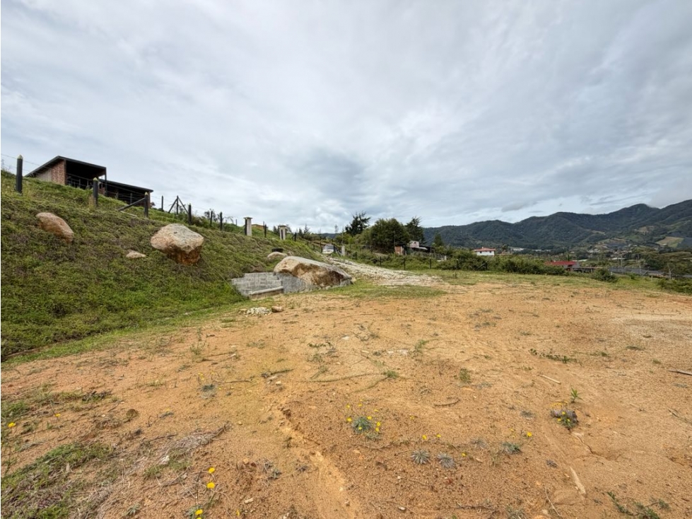 LINDO LOTE CON VISTA Y LAGO EN VENTA EN EL CARMEN DE VÍBORAL- BETANIA. — foto 3