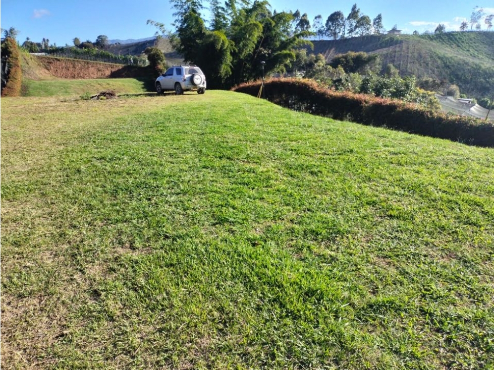 LINDO LOTE SEMIPLANO EN VENTA CON EXCELENTE UBICACIÓN Y VECINDARIO...