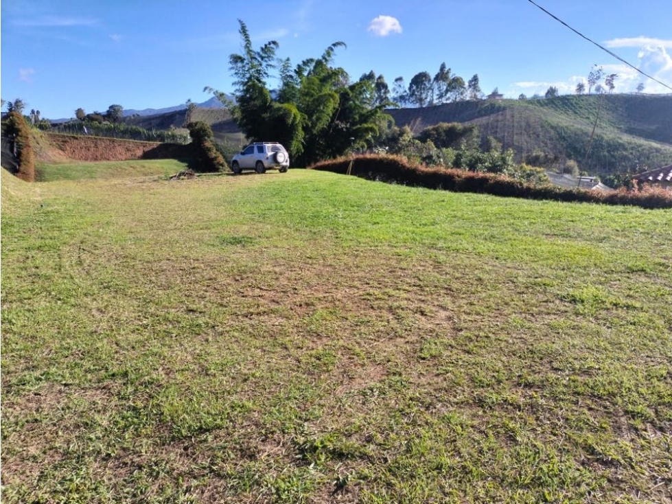 LINDO LOTE SEMIPLANO EN VENTA CON EXCELENTE UBICACIÓN Y VECINDARIO... — foto 2