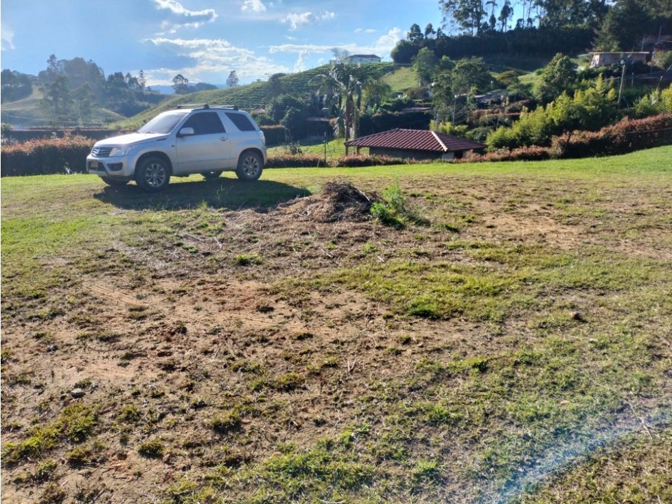 LINDO LOTE SEMIPLANO EN VENTA CON EXCELENTE UBICACIÓN Y VECINDARIO... — foto 3