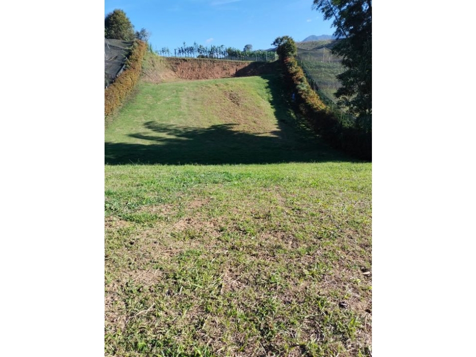 LINDO LOTE SEMIPLANO EN VENTA CON EXCELENTE UBICACIÓN Y VECINDARIO... — foto 4