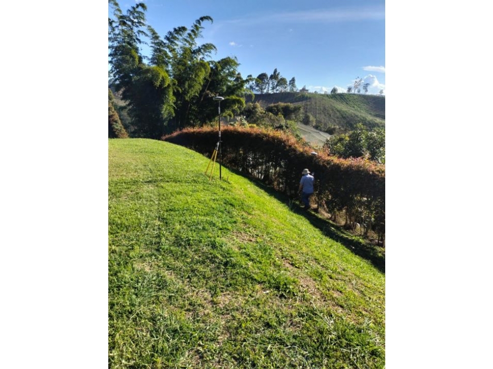 LINDO LOTE SEMIPLANO EN VENTA CON EXCELENTE UBICACIÓN Y VECINDARIO... — foto 6