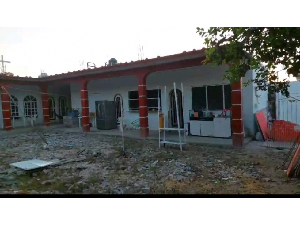 Local C/Estacionamiento sobre C. de alto Tráfico Vehicular y Peatona - 2