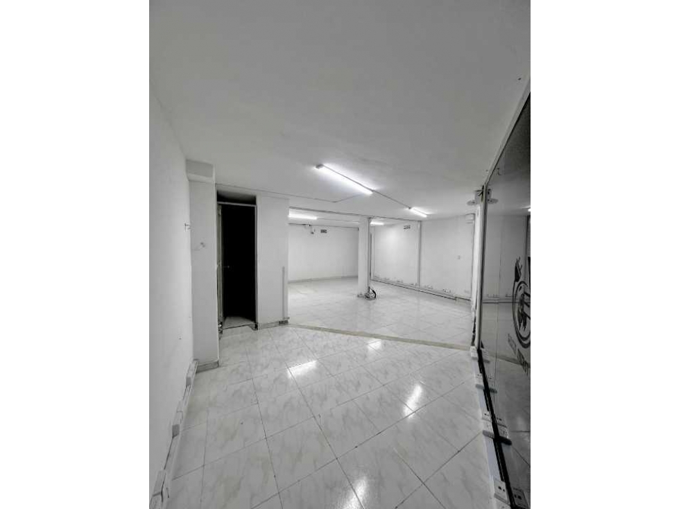 Local comercial avenida bolivariana área 120 mts