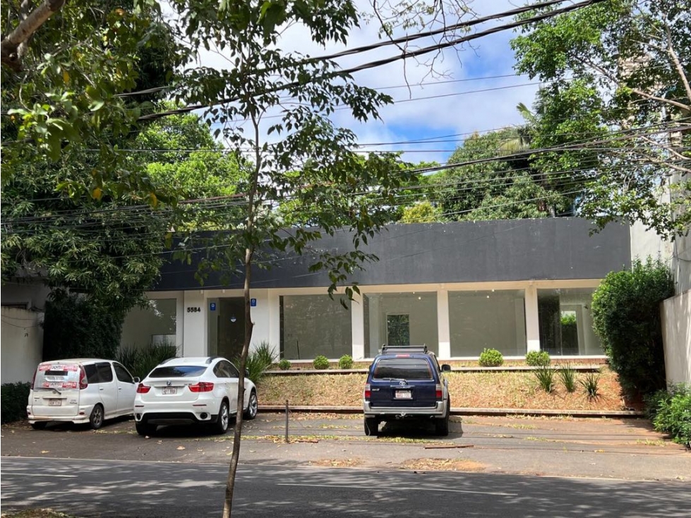 Alquilo Local Comercial con estacionamientos sobre importante avenida - 1