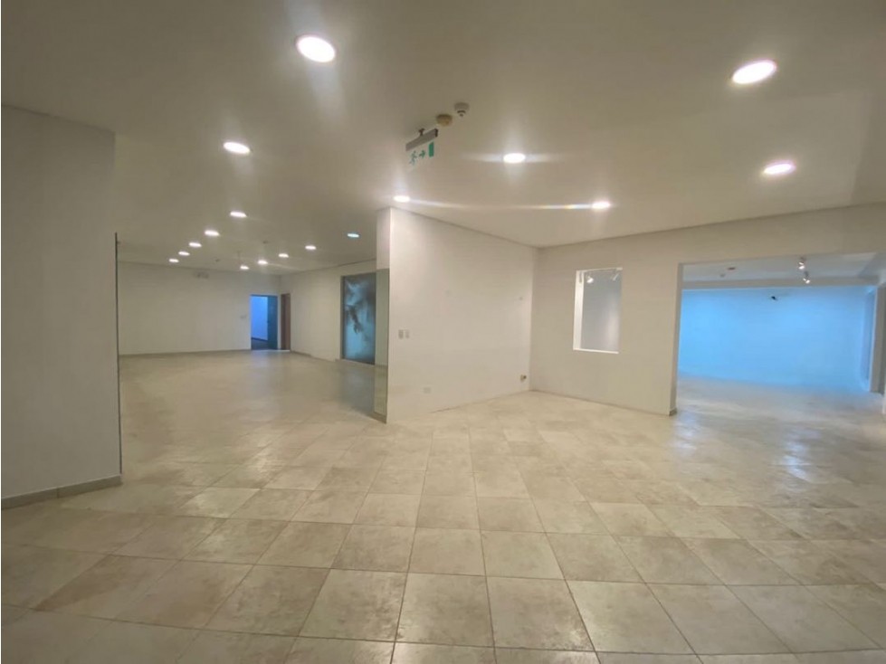 Alquilo Local Comercial con estacionamientos sobre importante avenida - 2
