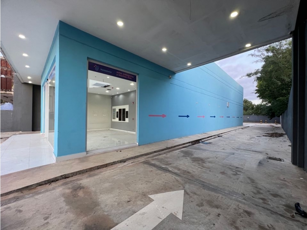 Local Comercial con mas de 30 estacionamientos y doble acceso modo 360 - 2
