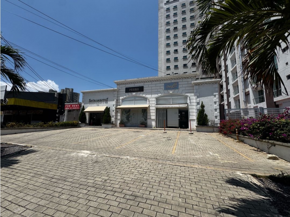 LOCAL COMERCIAL PARA OFICINA CON PATIO Y PARQUEADEROS