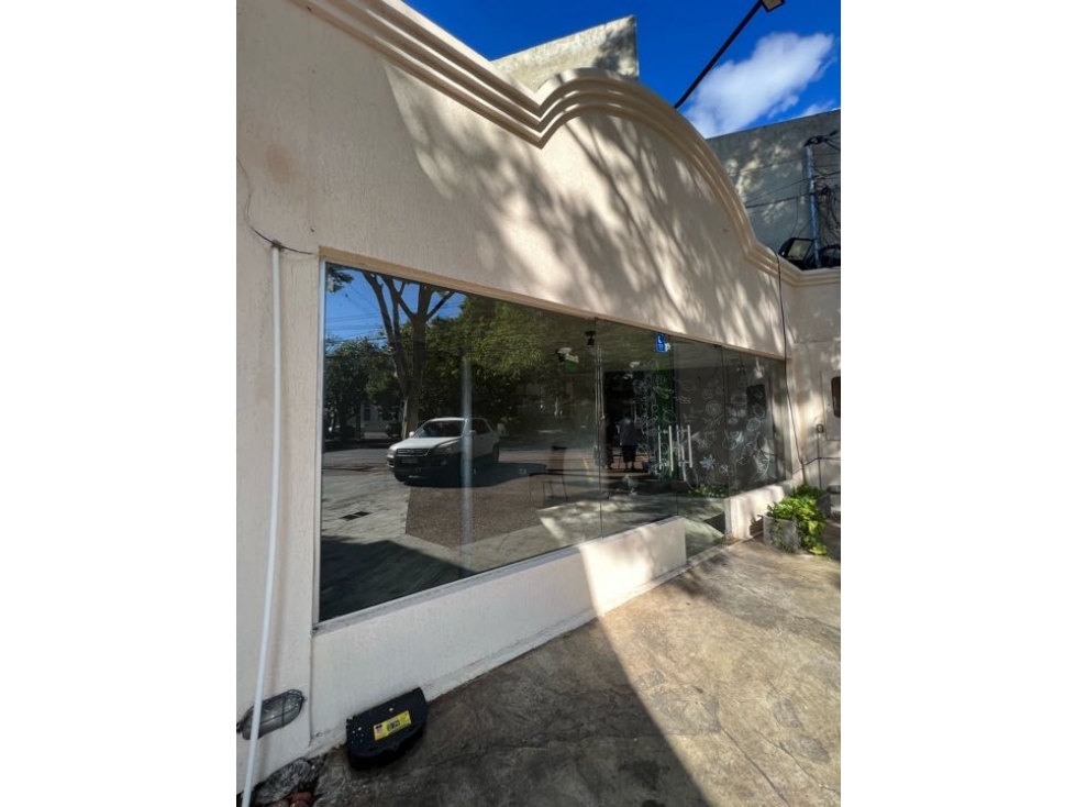 Local comercial de 87m2 con estacionamiento ideal para tienda de ropas - 1