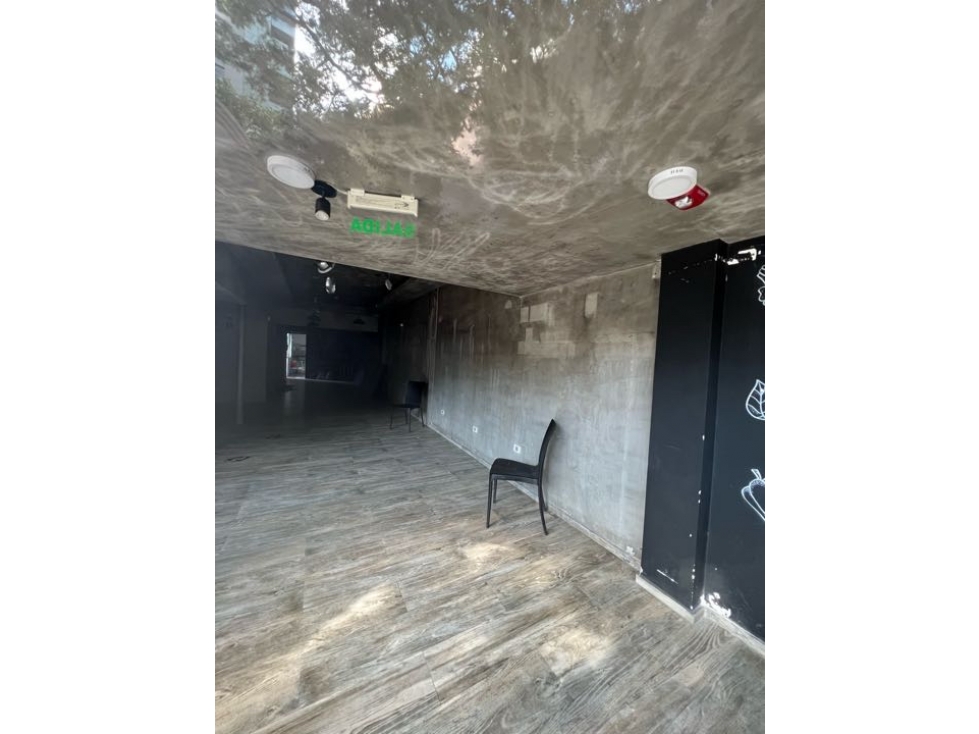 Local comercial de 87m2 con estacionamiento ideal para tienda de ropas - 2
