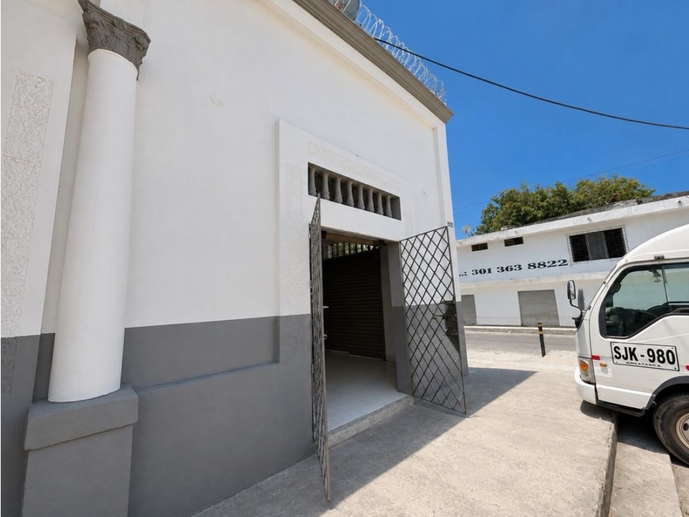 ARRIENDO OFICINA COMERCIAL EN EL MERCADO SANTA MARTA CON PARQUEADEROS