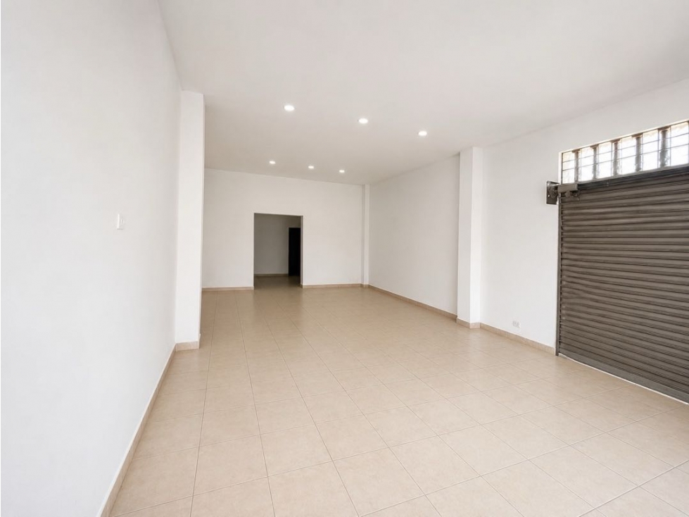 ARRIENDO OFICINA COMERCIAL EN EL MERCADO SANTA MARTA CON PARQUEADEROS — foto 2