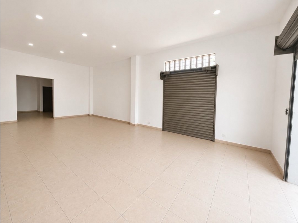 ARRIENDO OFICINA COMERCIAL EN EL MERCADO SANTA MARTA CON PARQUEADEROS — foto 3