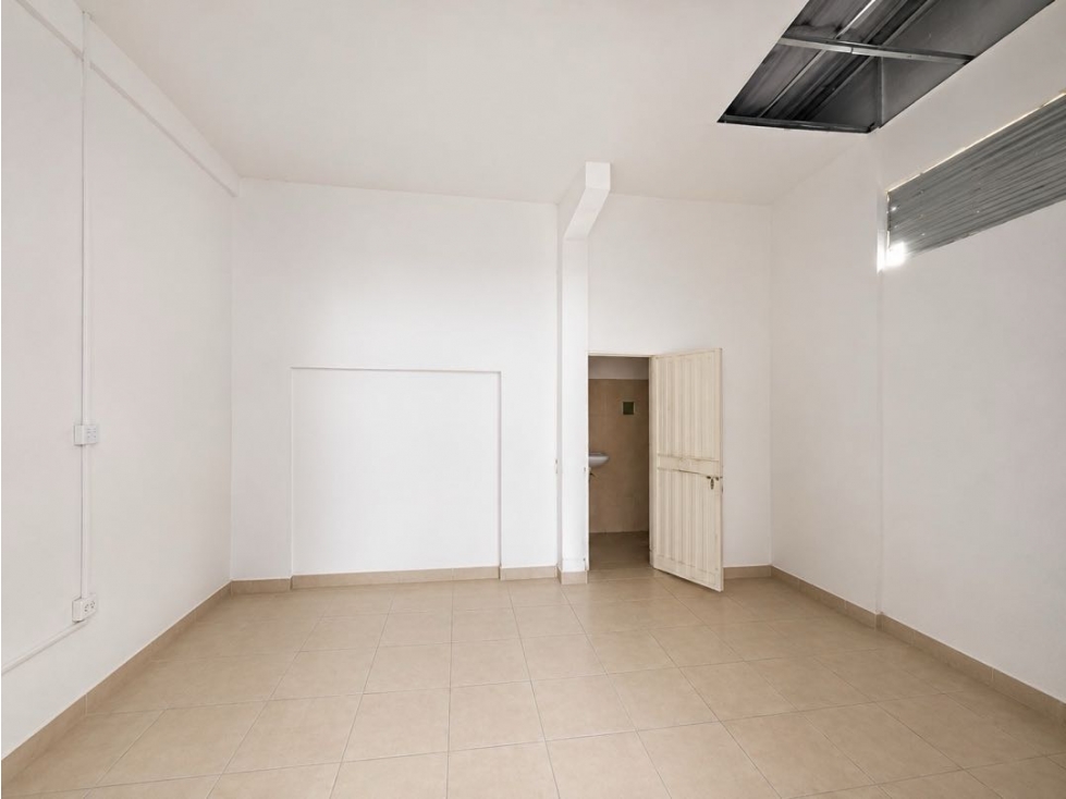 ARRIENDO OFICINA COMERCIAL EN EL MERCADO SANTA MARTA CON PARQUEADEROS — foto 4