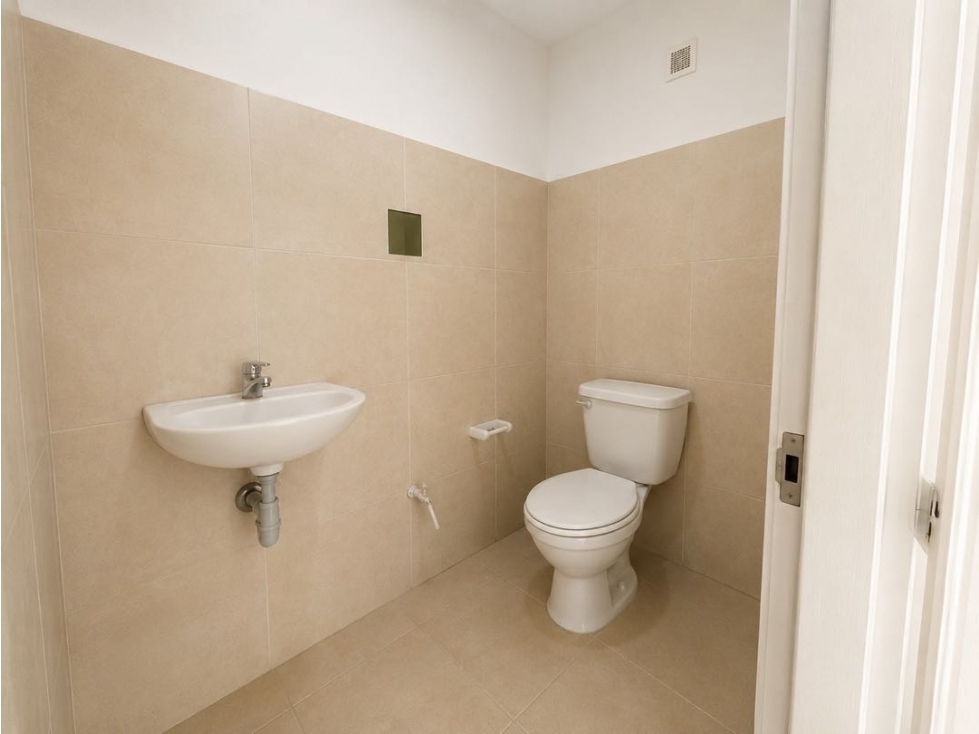 ARRIENDO OFICINA COMERCIAL EN EL MERCADO SANTA MARTA CON PARQUEADEROS — foto 5