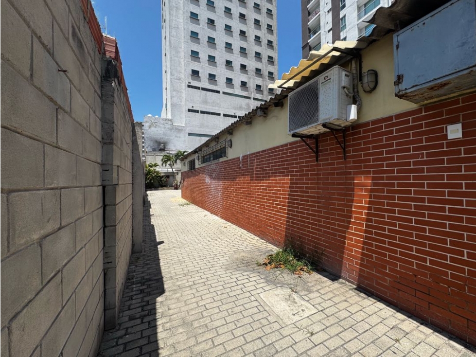 LOCAL COMERCIAL PARA OFICINA CON PATIO Y PARQUEADEROS — foto 2