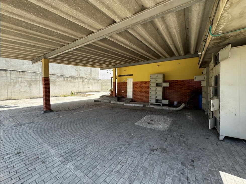 LOCAL COMERCIAL PARA OFICINA CON PATIO Y PARQUEADEROS — foto 4