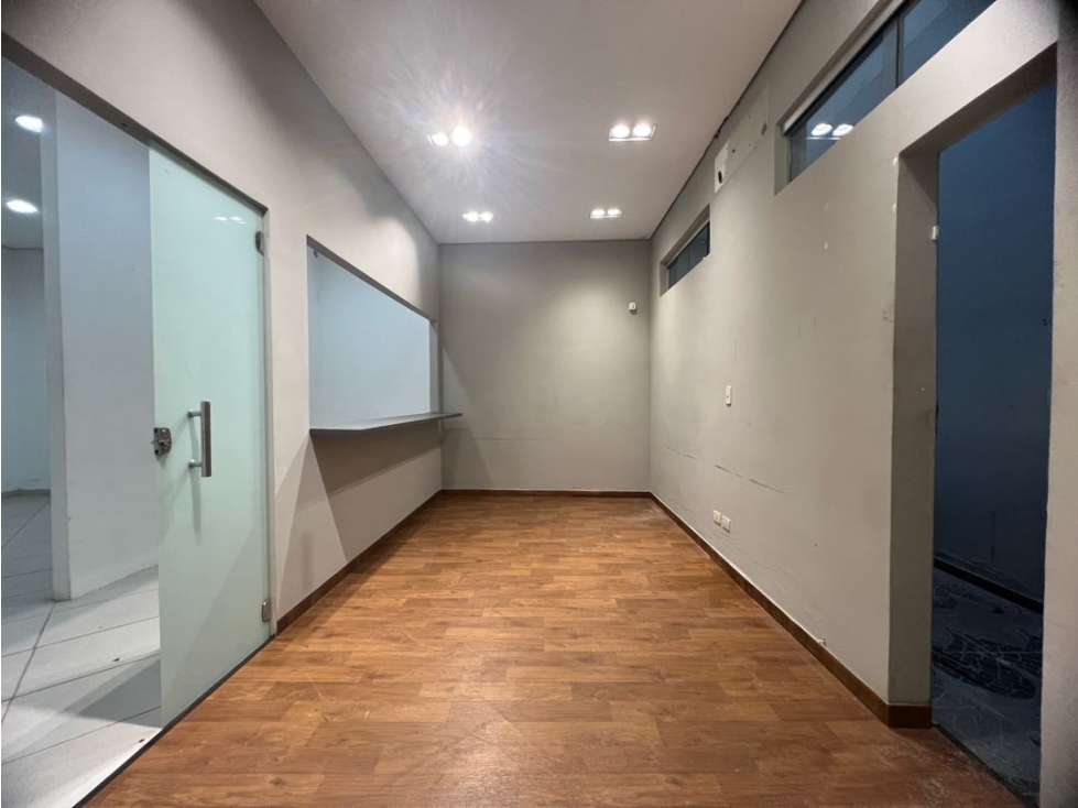 Local comercial para showroom sobre Avda España - 680m2 construido - 5