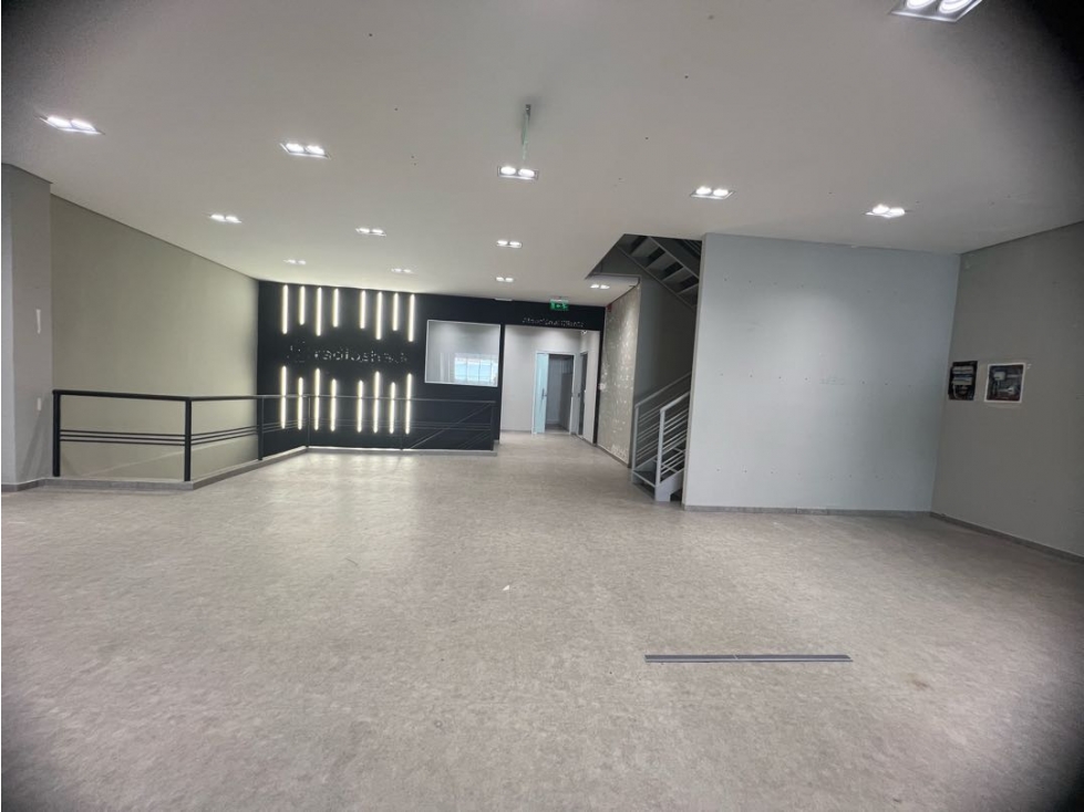 Local comercial para showroom sobre Avda España - 680m2 construido - 6