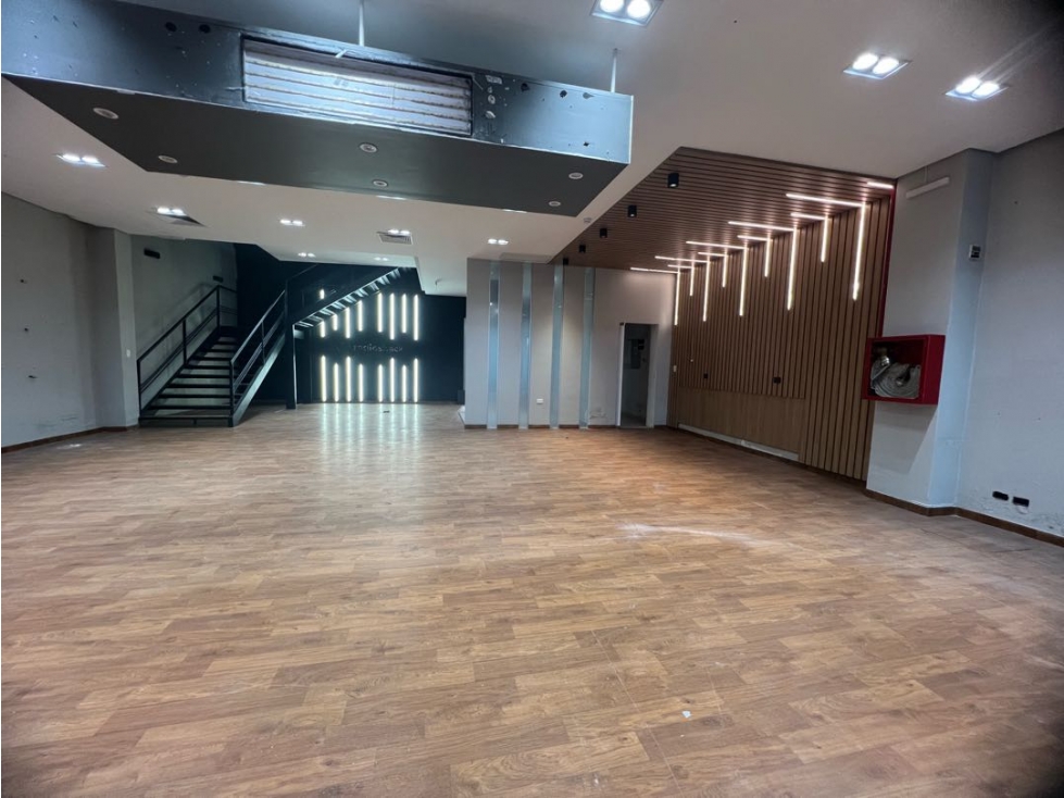 Local comercial para showroom sobre Avda España - 680m2 construido - 3