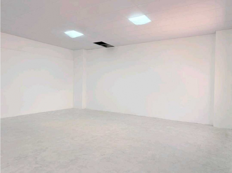 LOCAL COMERCIAL/BODEGA EN PLAZA AGORA CHANIS REMODELADO 1,309M2 — foto 4