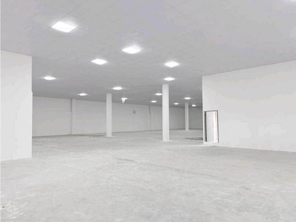LOCAL COMERCIAL/BODEGA EN PLAZA AGORA CHANIS REMODELADO 1,309M2 — foto 5