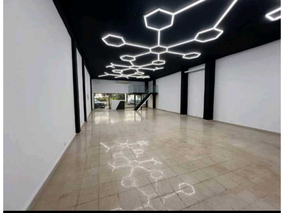 LOCAL COMERCIAL EN BELLA VISTA 200M2 RECIEN REMODELADO — foto 5