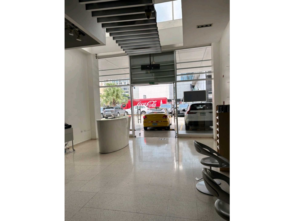 LOCAL COMERCIAL EN OBARRIO DE 170M2 CON MEZZANINE — foto 2