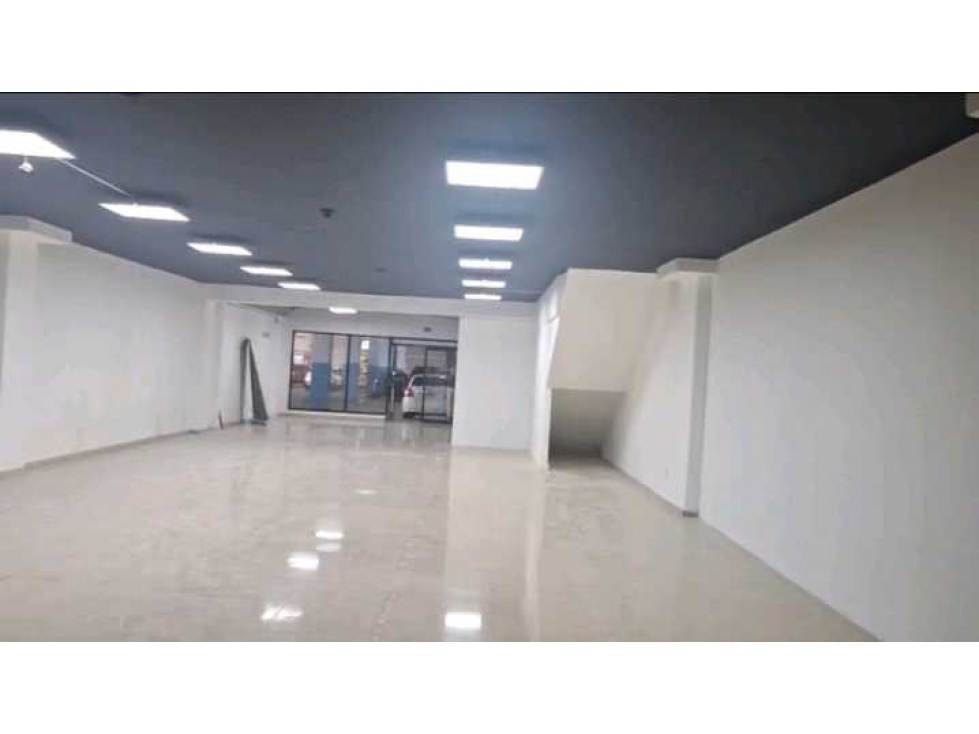 LOCAL COMERCIAL EN PLAZA AGORA CHANIS 369M2 — foto 4