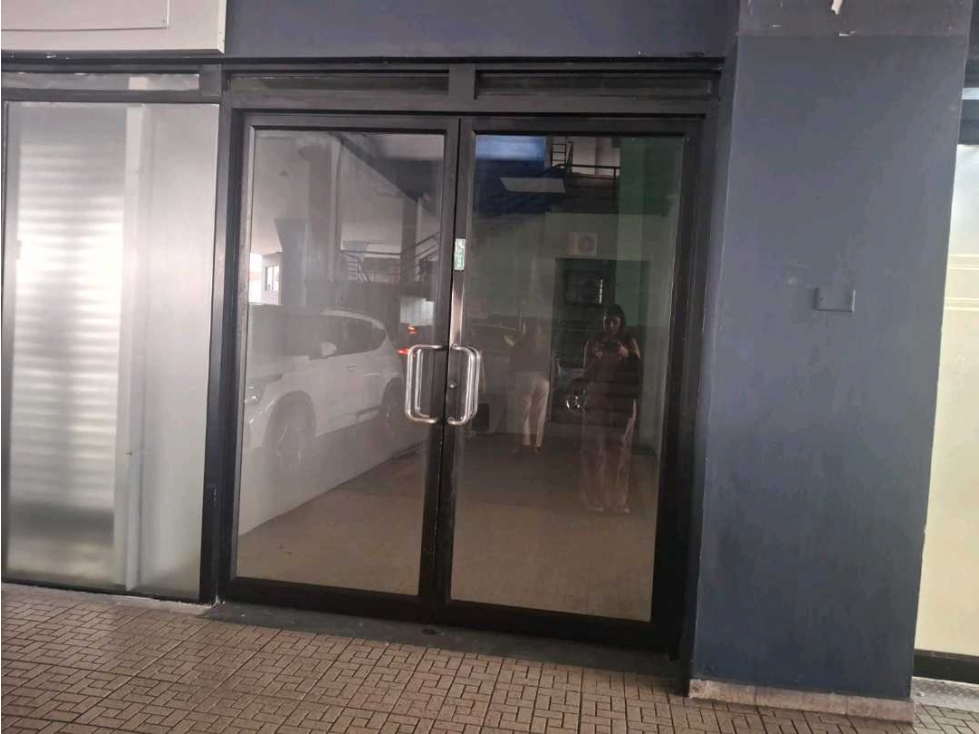 LOCAL COMERCIAL EN PLAZA AGORA CHANIS 369M2 — foto 6
