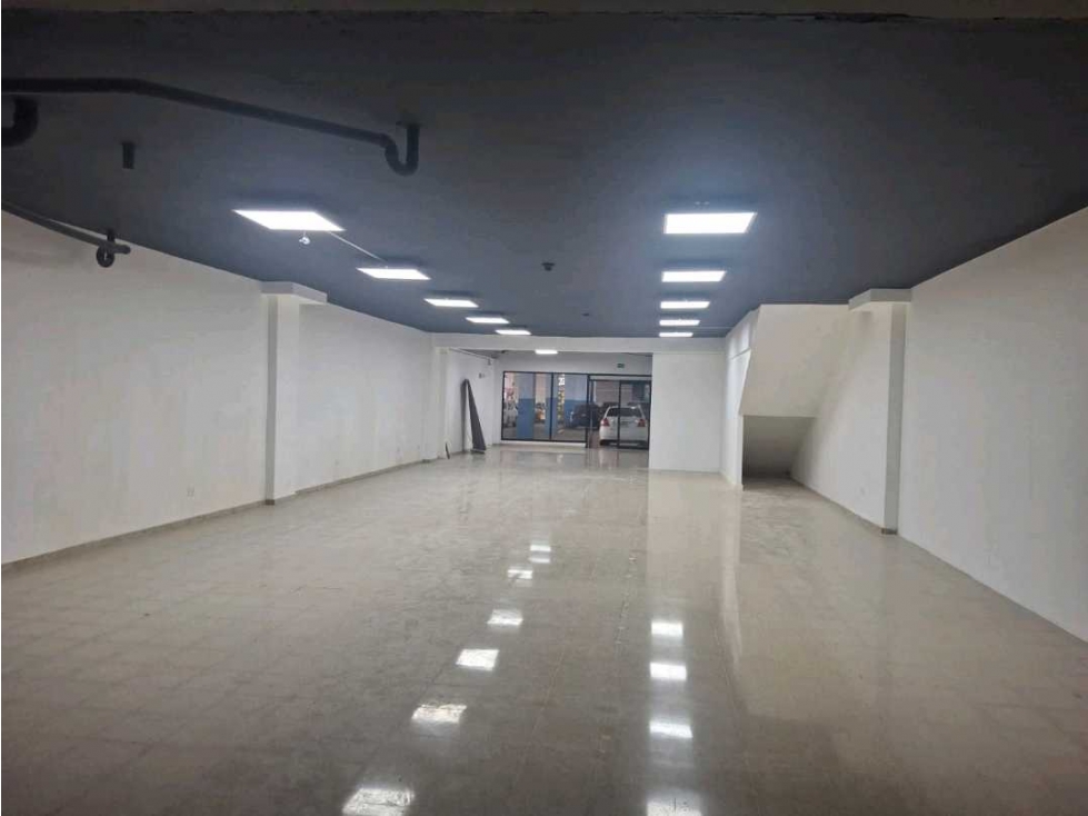 LOCAL COMERCIAL EN PLAZA AGORA CHANIS 369M2 — foto 2