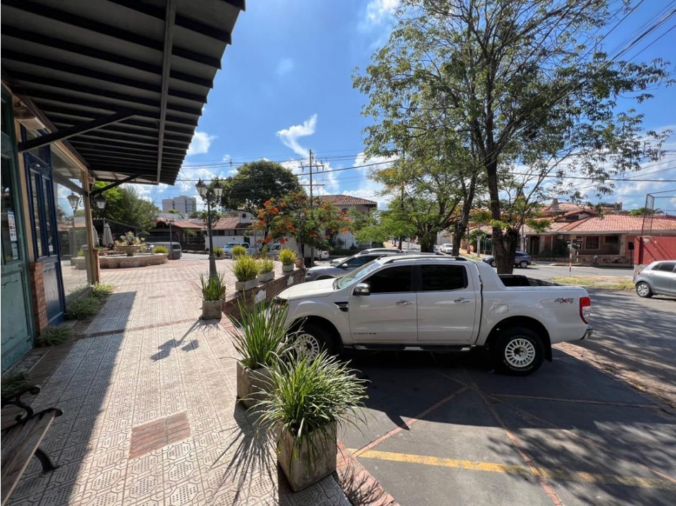 Local de 95m2 en Villa Morra con seguridad 24hs y estacionamientos - 2